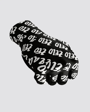 ZELO OFF BEAT 兒童露指手套，黑白字樣手背與露指開口展示